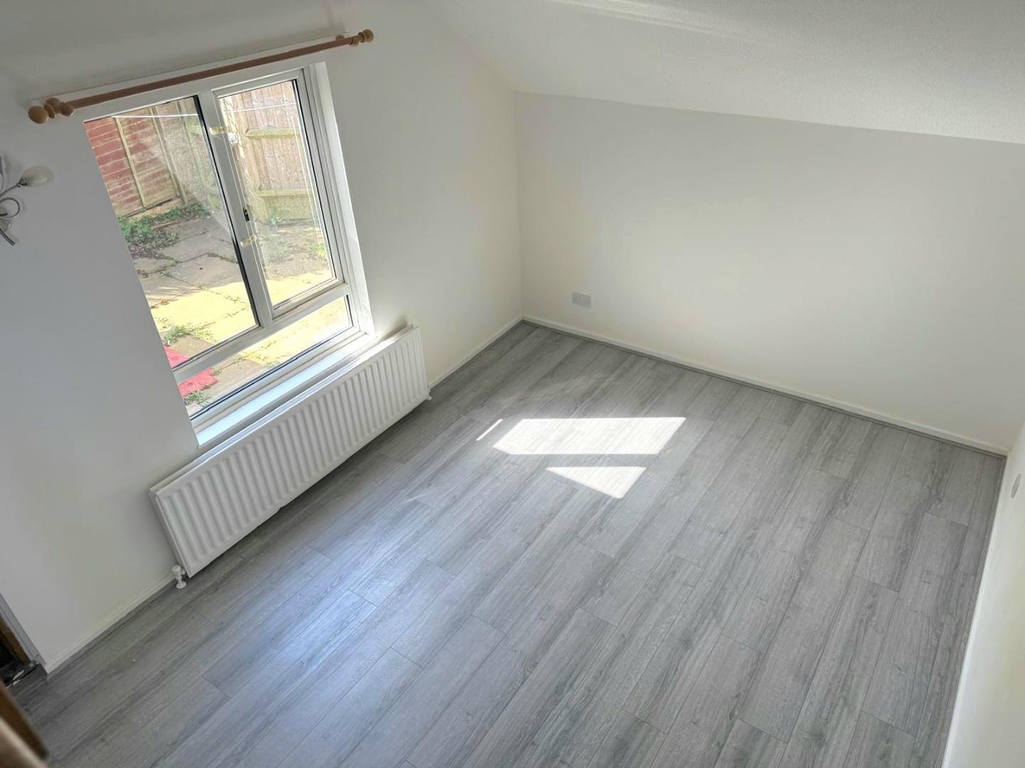 Flat Pitstone Road in Northampton