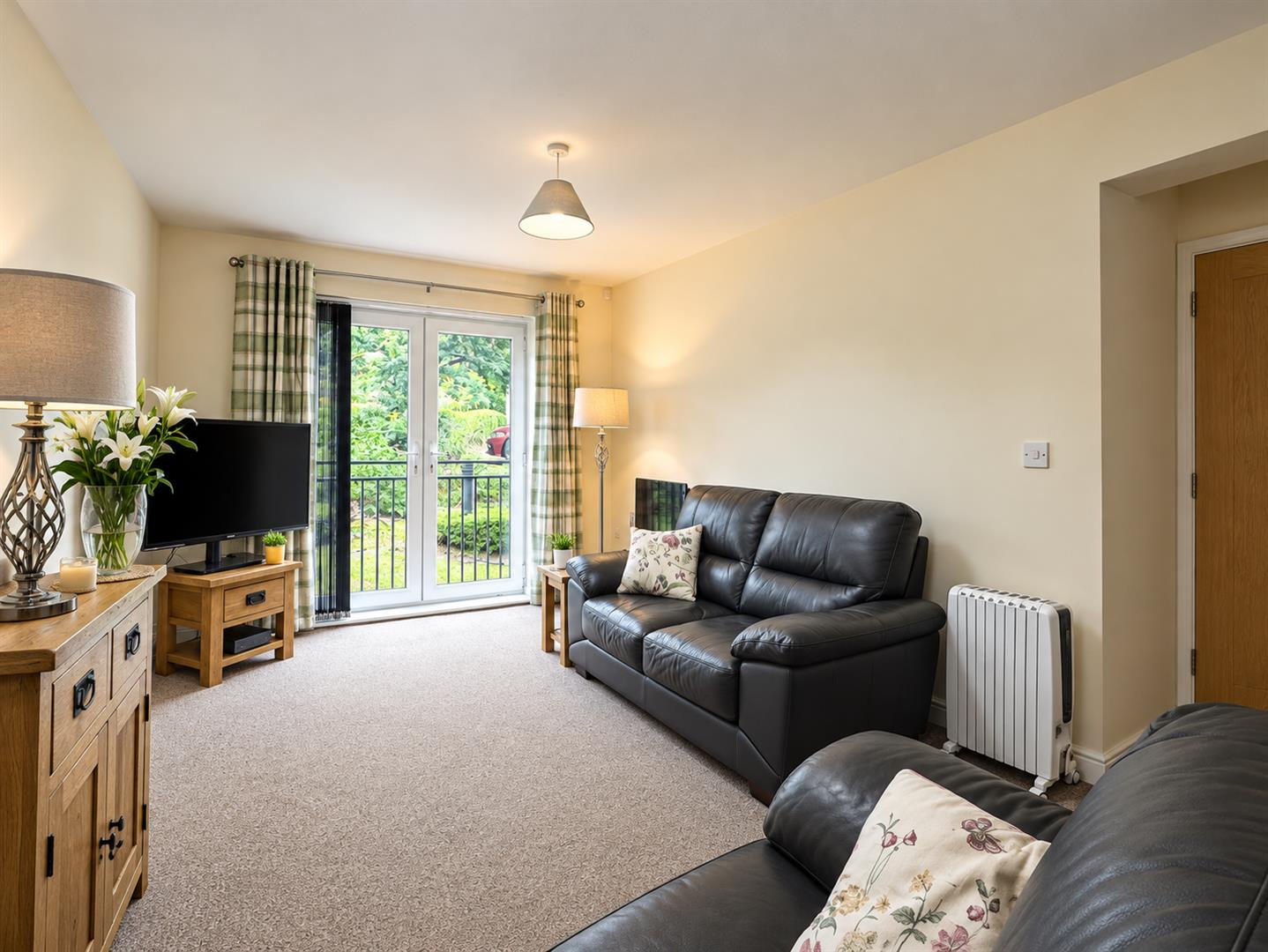 Flat Axminster Drive in Calderdale