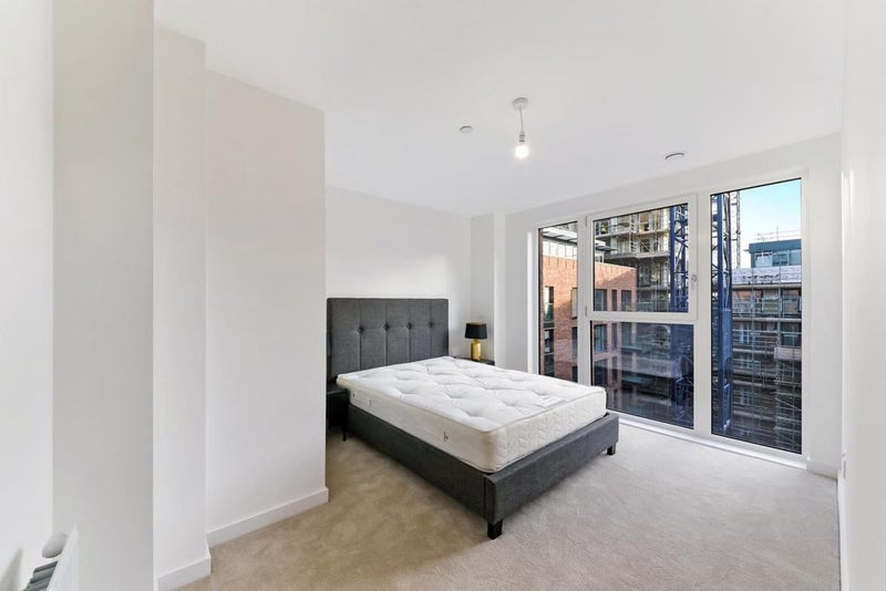Flat Thunderer Street in Greater London