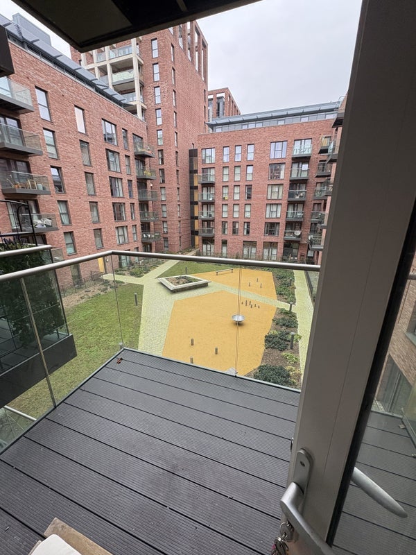 Flat Thunderer Street in Greater London