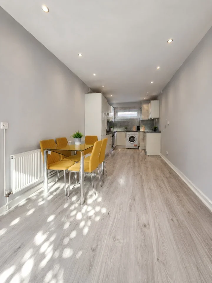 House Wesley Close in Greater London