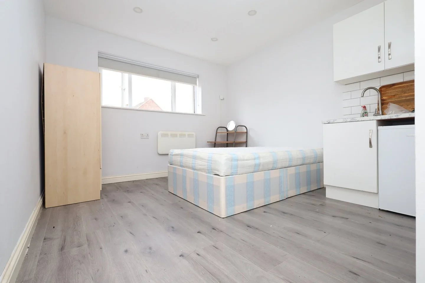 Flat Denham Road in Greater London