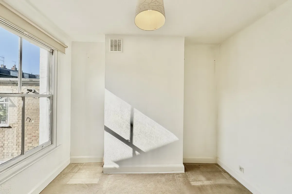 Flat Broughton Road in Greater London