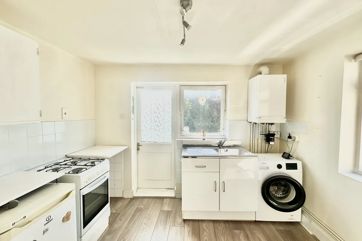 Flat Broughton Road in Greater London