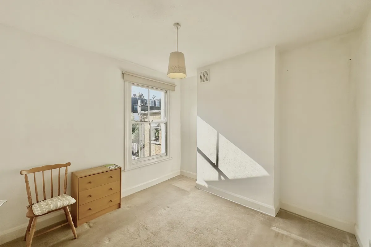 Flat Broughton Road in Greater London