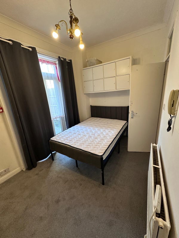 Flat Kidderminster Road in Greater London