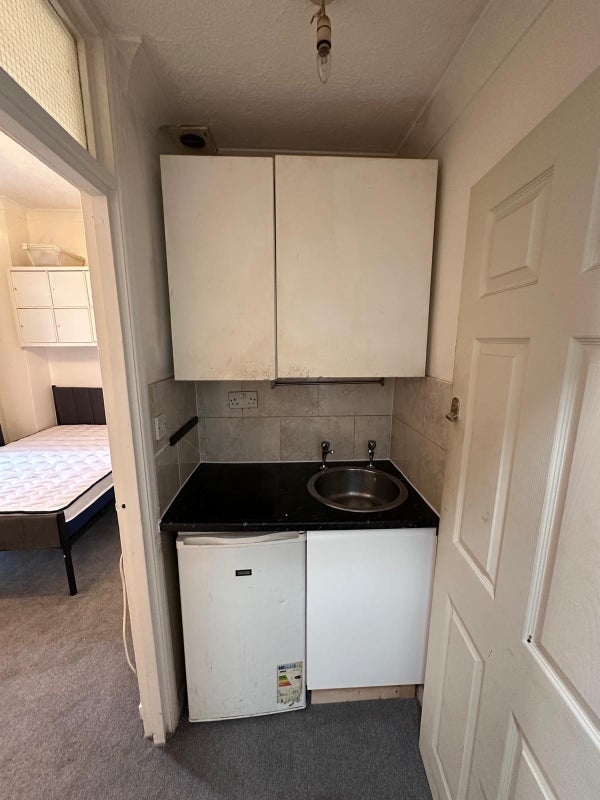 Flat Kidderminster Road in Greater London