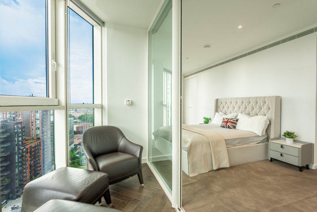 Flat Wyvil Road in Greater London