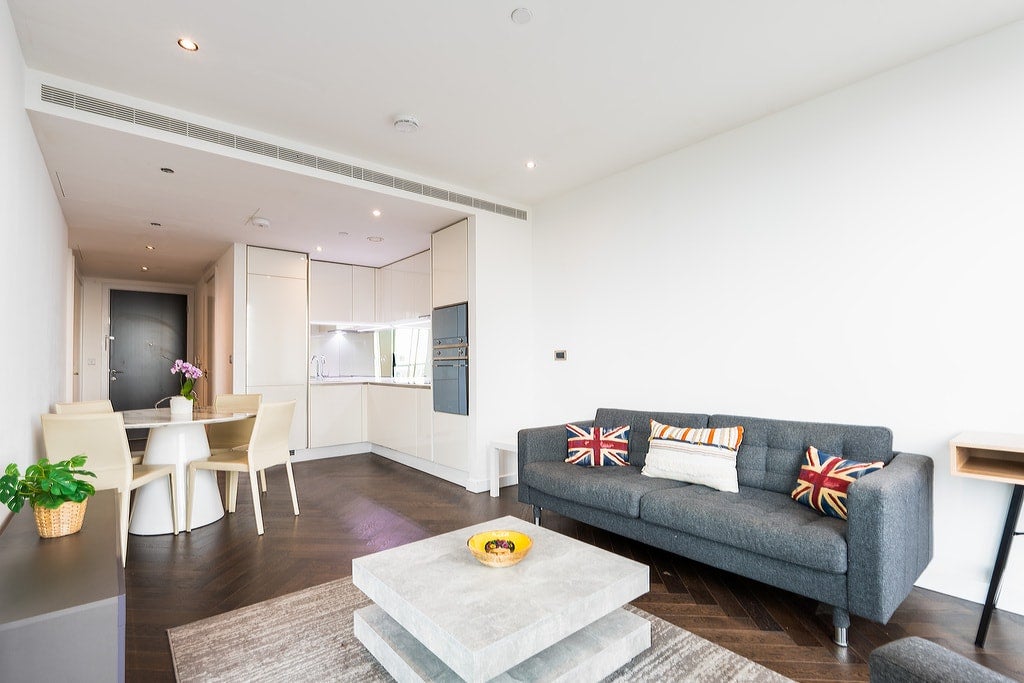 Flat Wyvil Road in Greater London