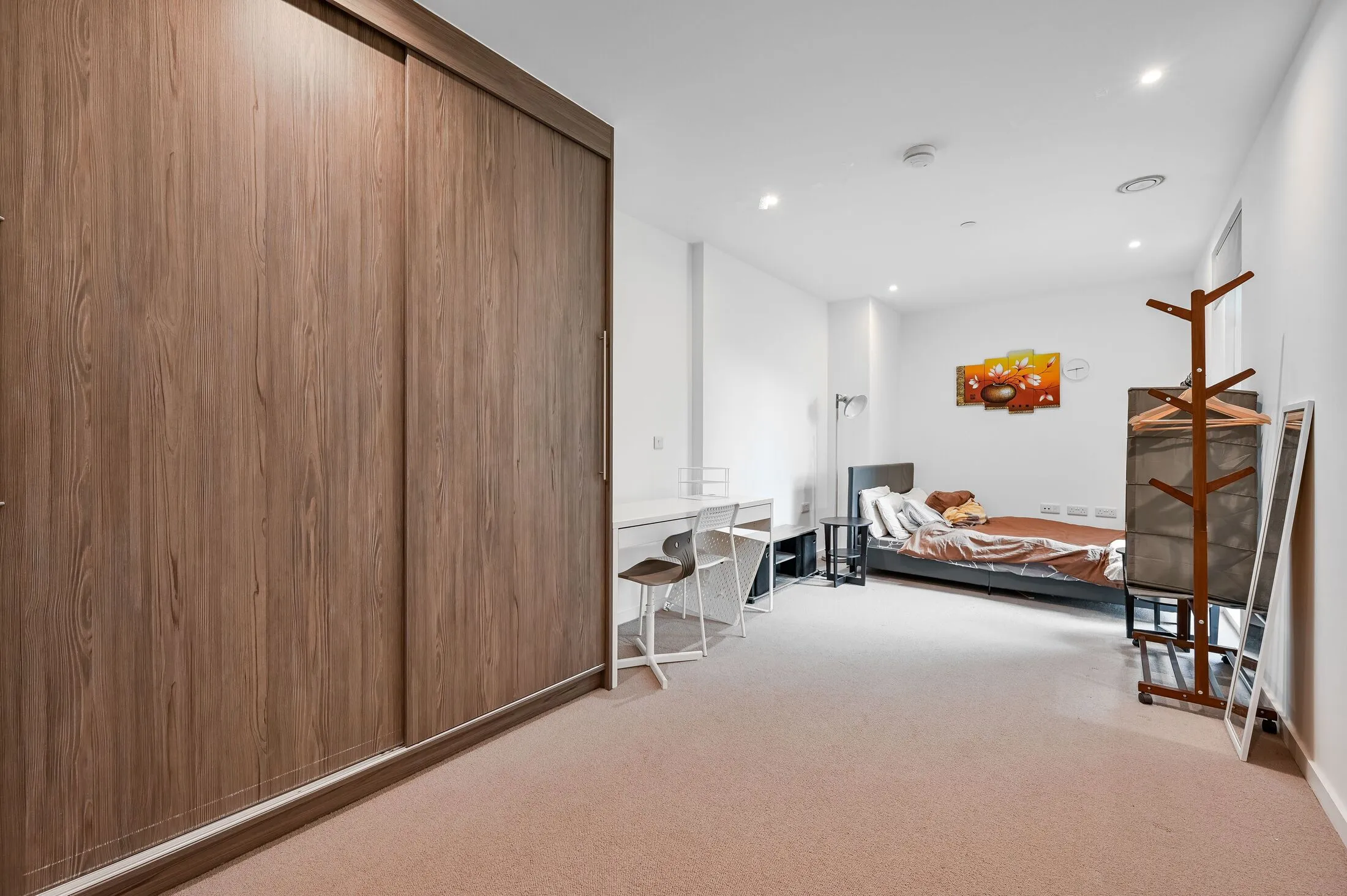 Flat Timberyard Street in Greater London