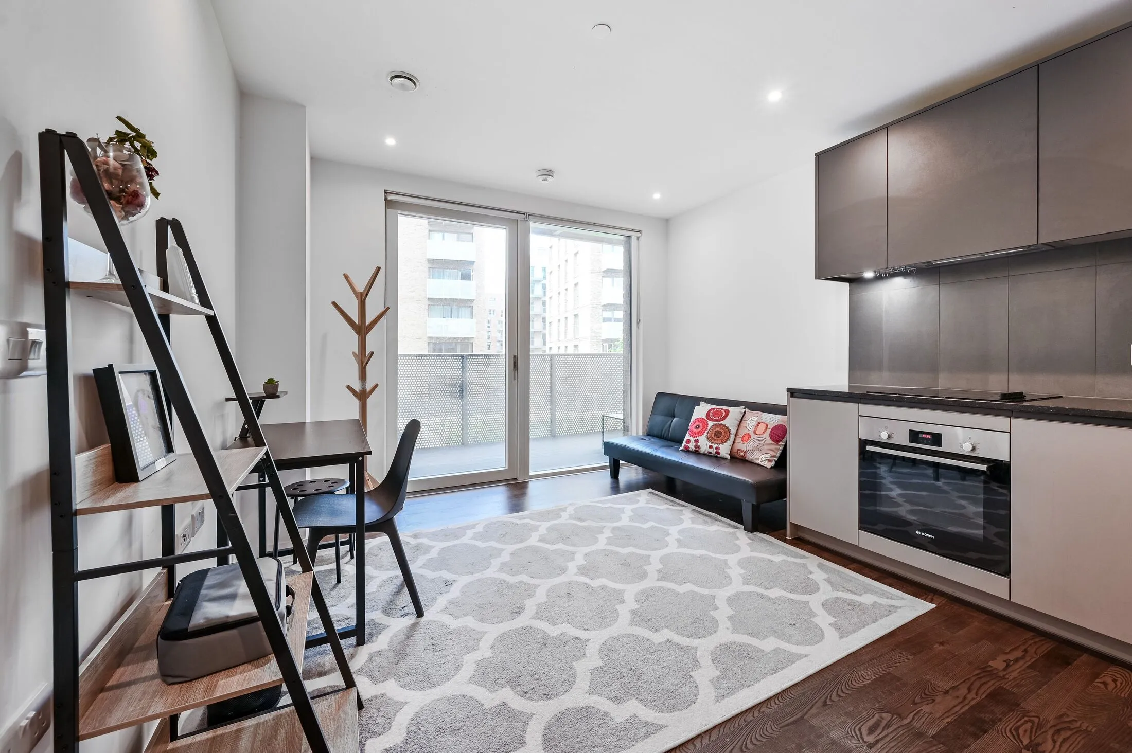 Flat Timberyard Street in Greater London