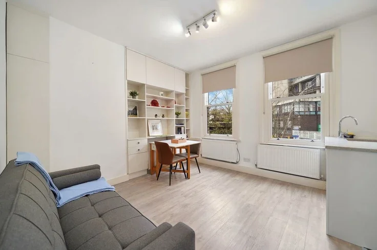 Flat Fleet Road in Greater London