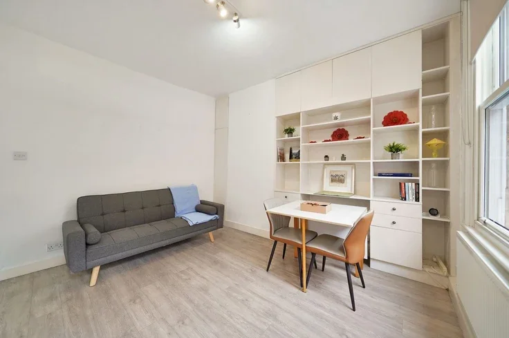Flat Fleet Road in Greater London
