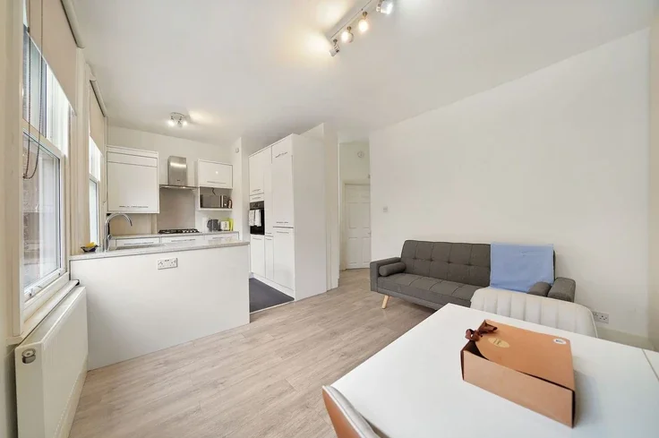 Flat Fleet Road in Greater London