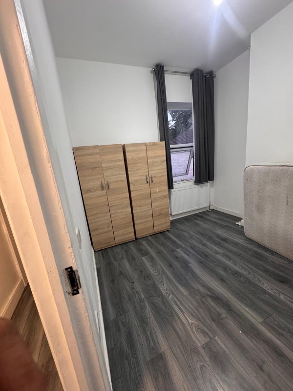 Room Barking Road in Greater London