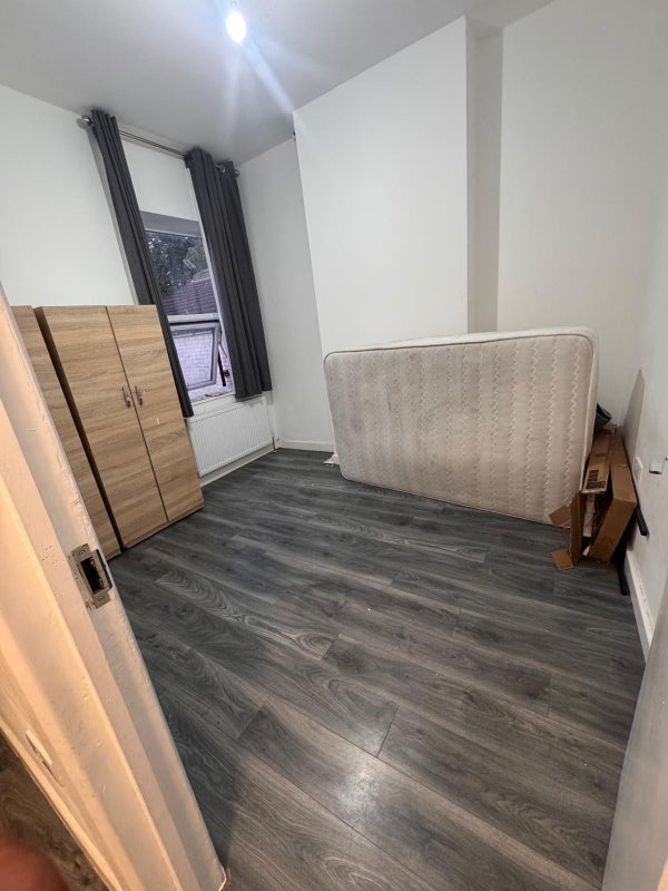 Room Barking Road in Greater London