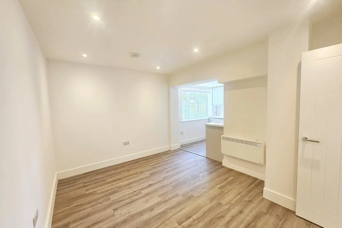 Flat College Place in Southampton