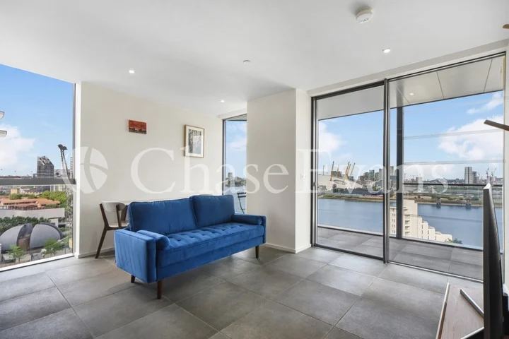 Flat Thames Quay in Greater London