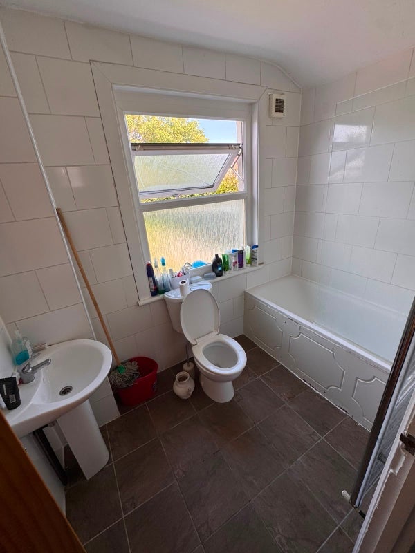 Room Hoe Street in Greater London