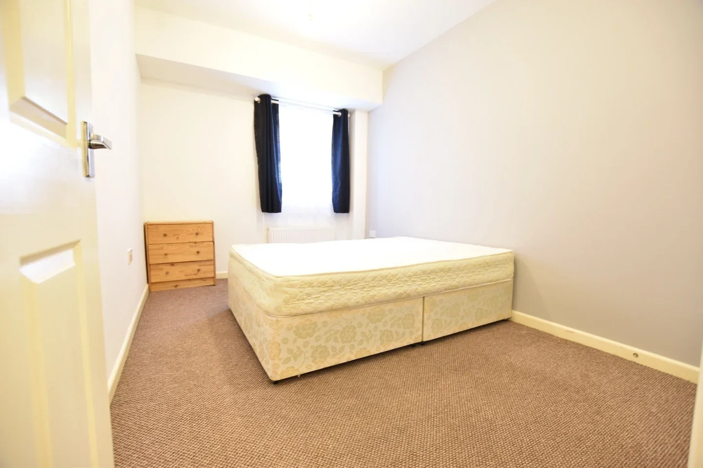 Flat Crescent Road in Luton