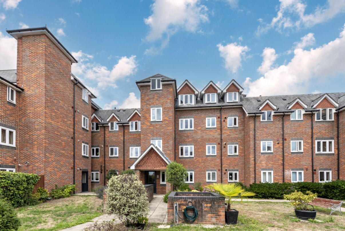 Flat Sir Cyril Black Way in Greater London