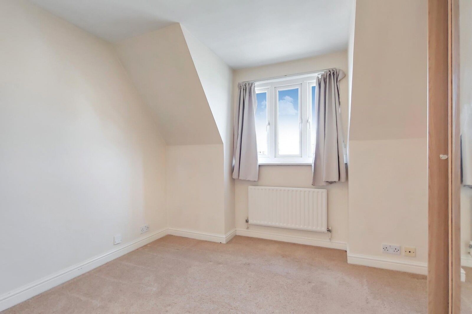 Flat Sir Cyril Black Way in Greater London