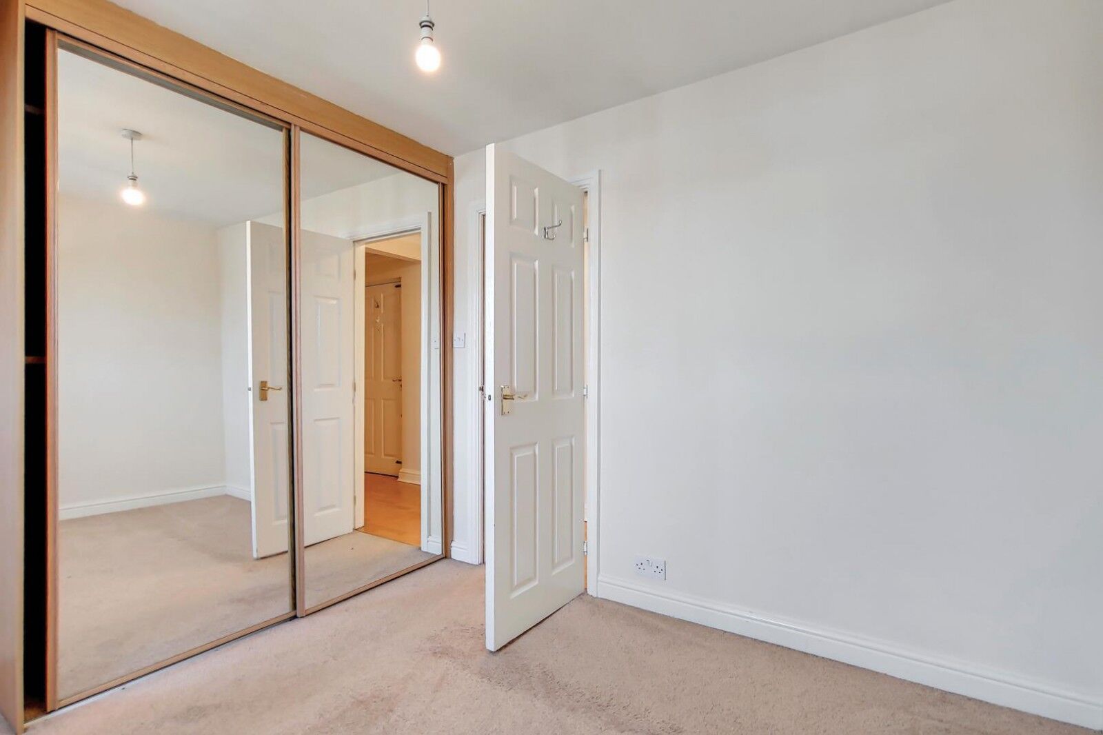 Flat Sir Cyril Black Way in Greater London
