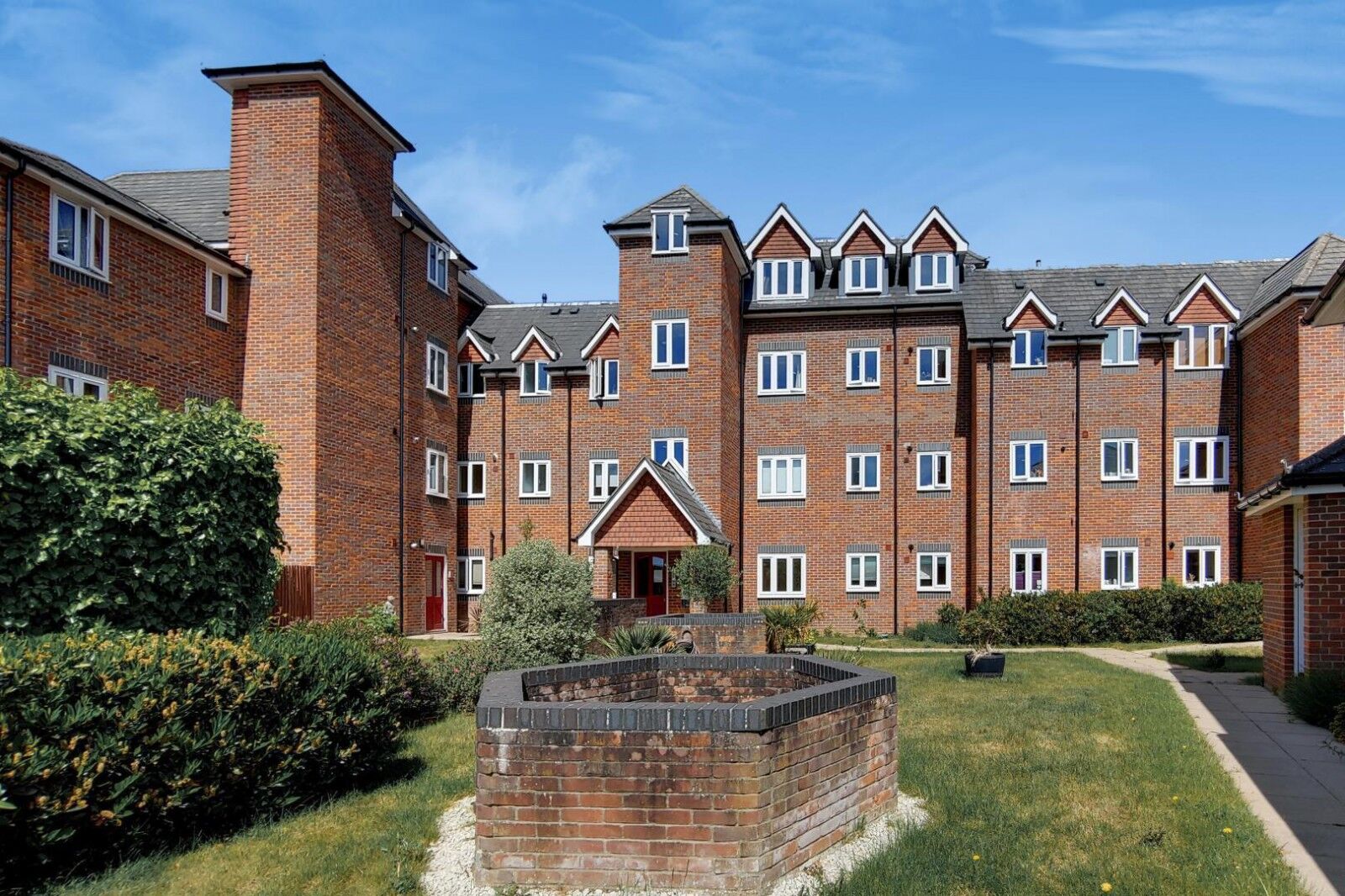 Flat Sir Cyril Black Way in Greater London