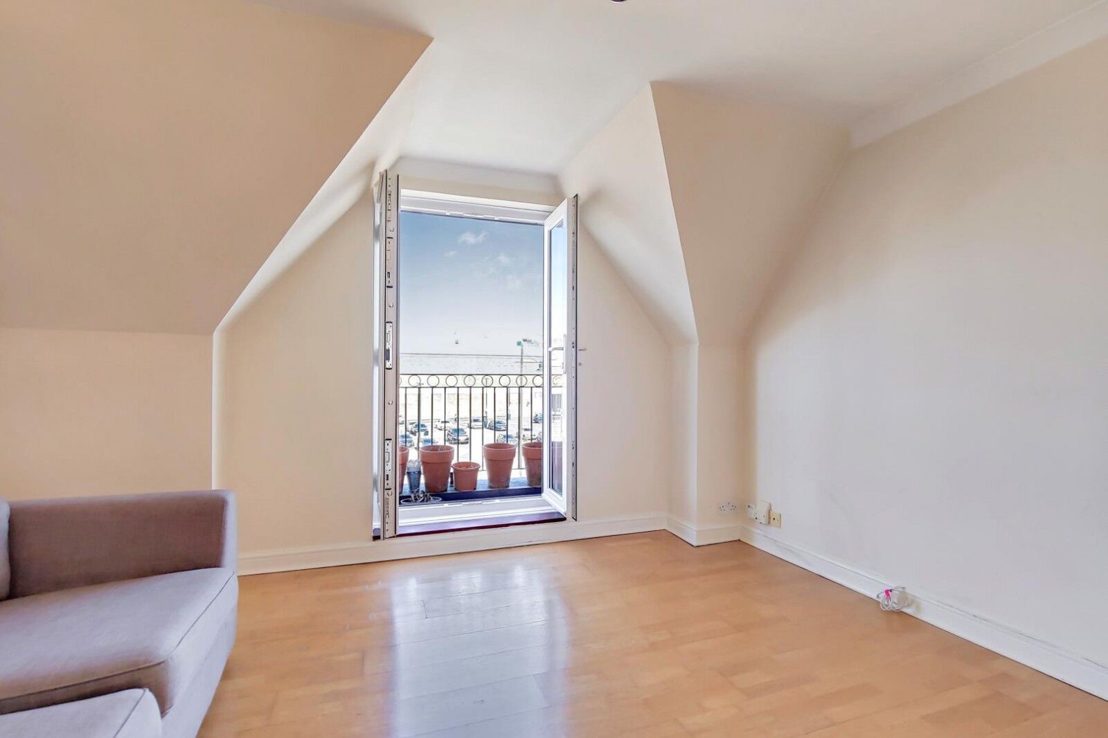 Flat Sir Cyril Black Way in Greater London
