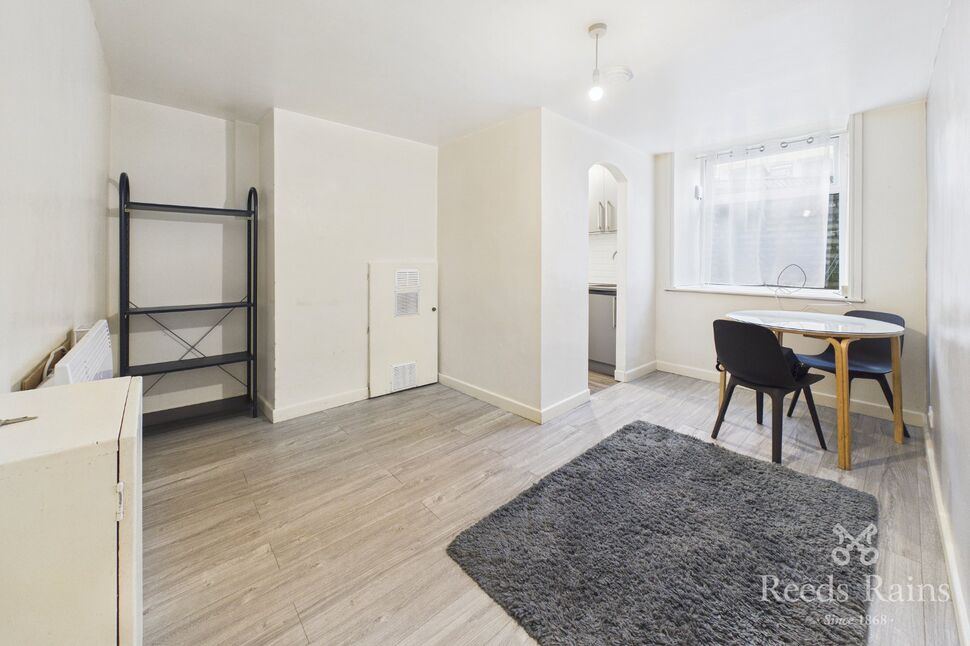 Flat Clare Hill in Huddersfield