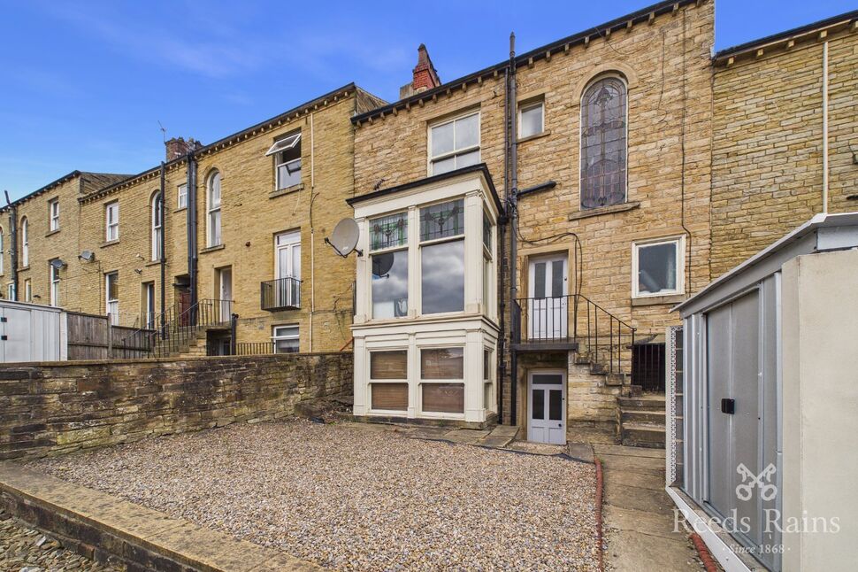 Flat Clare Hill in Huddersfield
