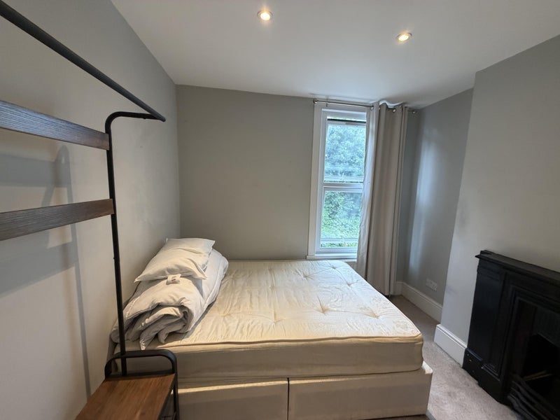 Room Manchester Road in Greater London
