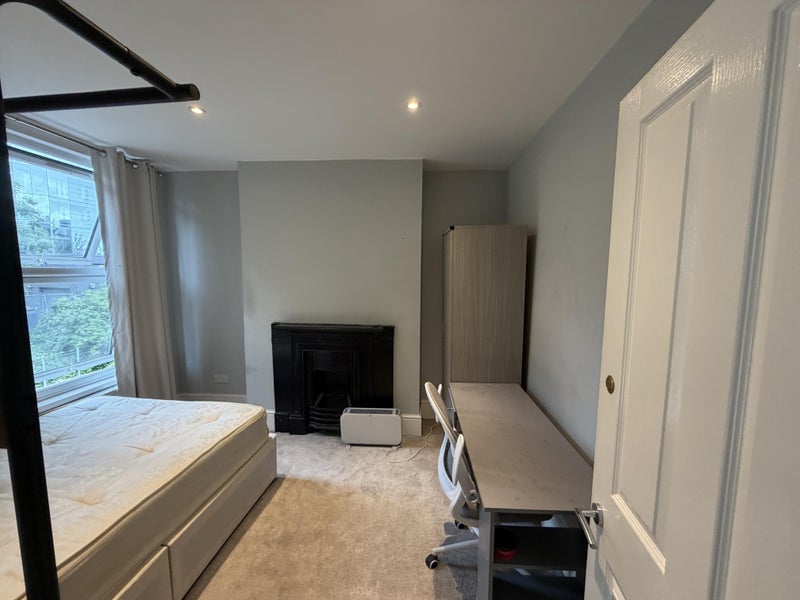 Room Manchester Road in Greater London