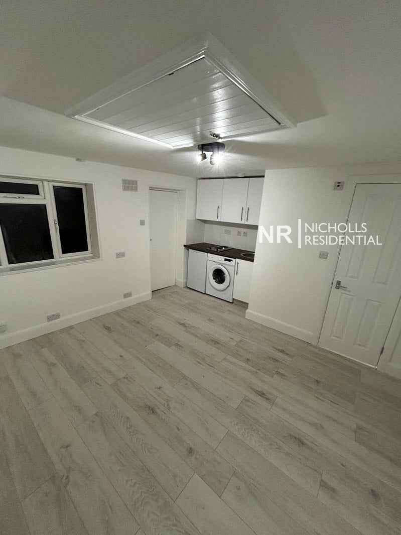 Room High Street Colliers Wood in Greater London