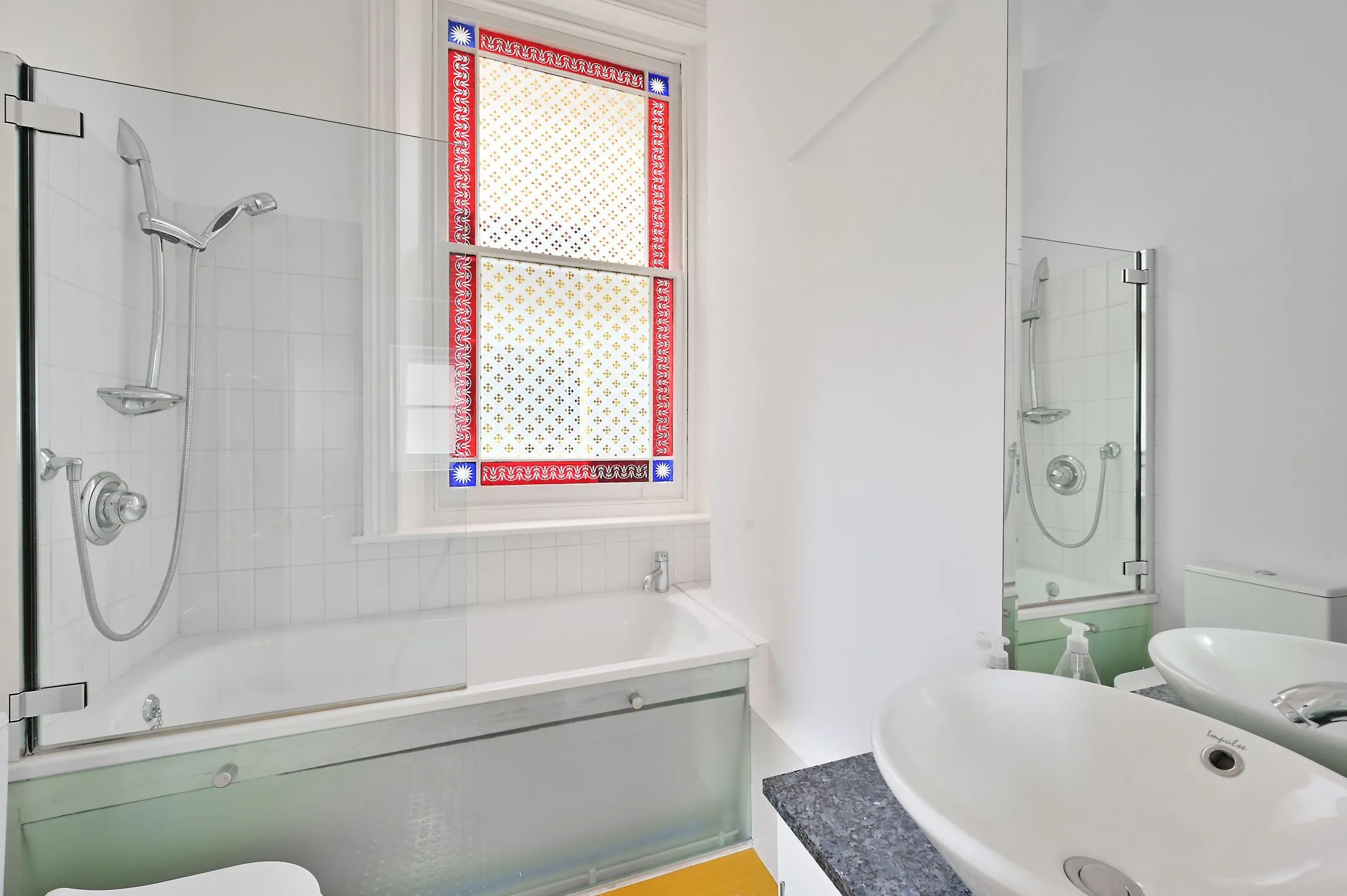 Flat Disraeli Road in Greater London