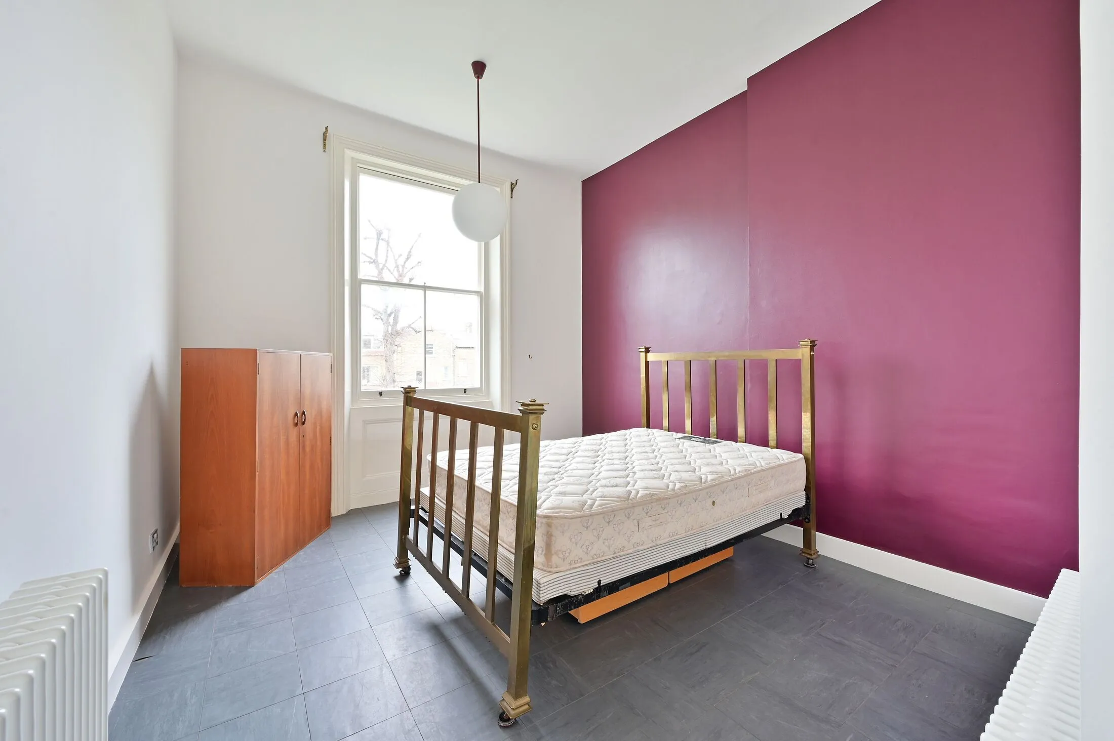 Flat Disraeli Road in Greater London