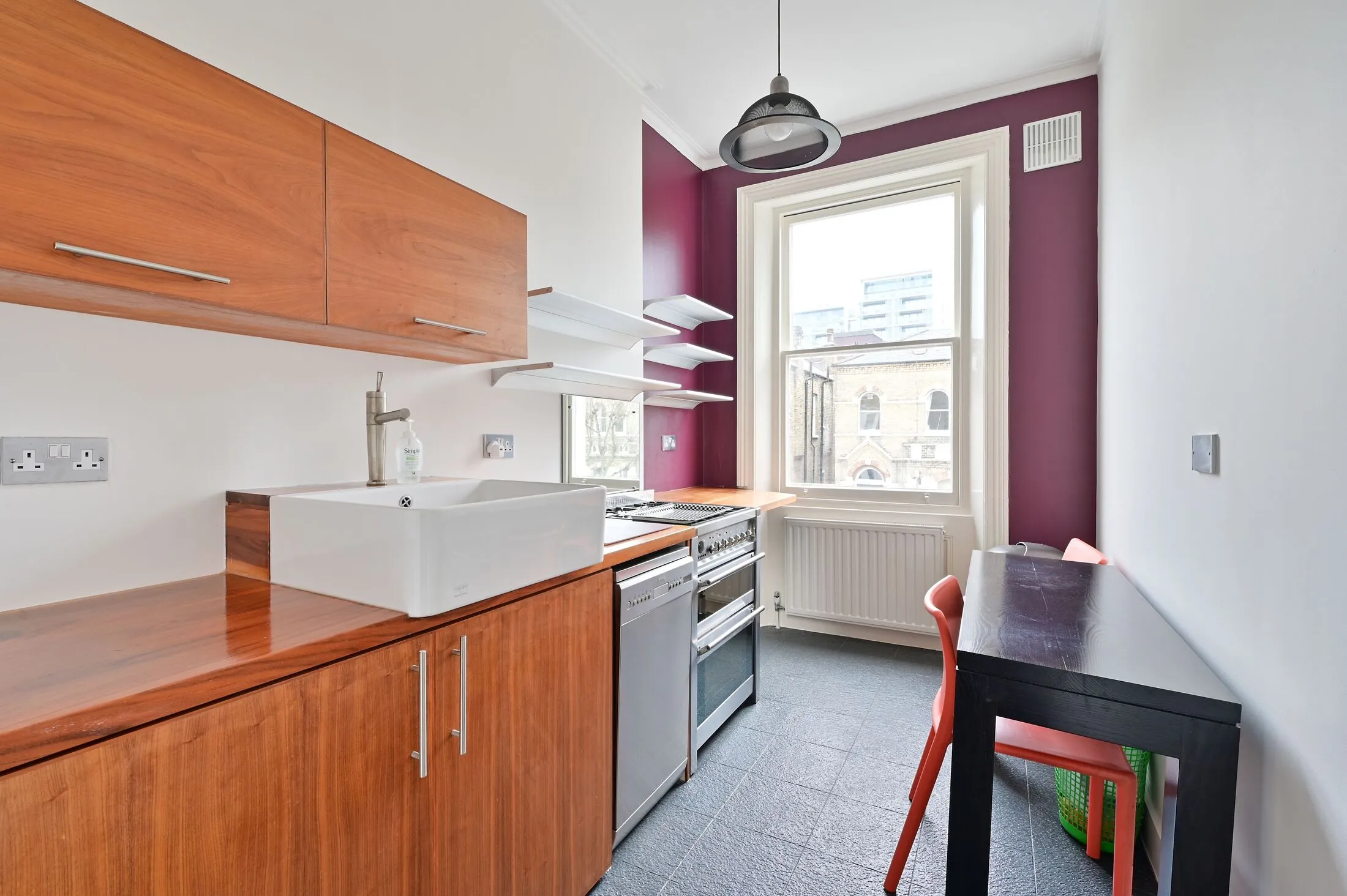 Flat Disraeli Road in Greater London