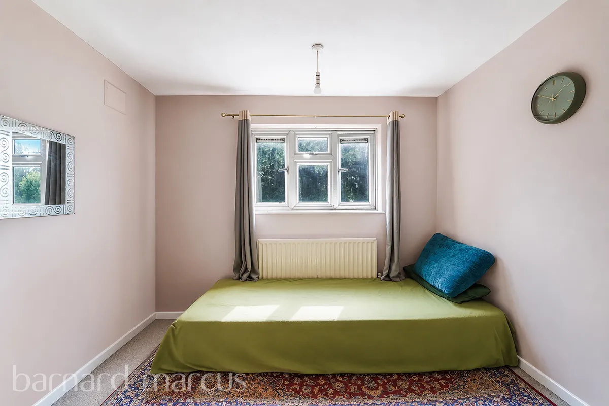 Flat Coombe Road in Greater London