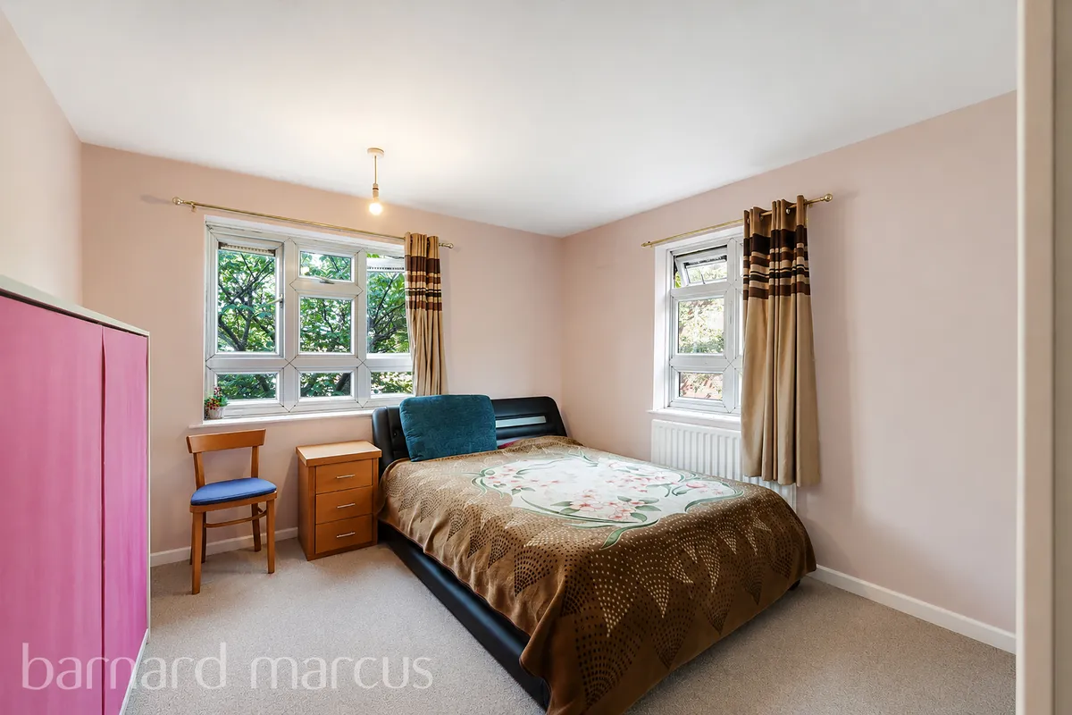 Flat Coombe Road in Greater London