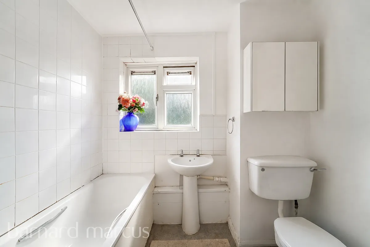 Flat Coombe Road in Greater London