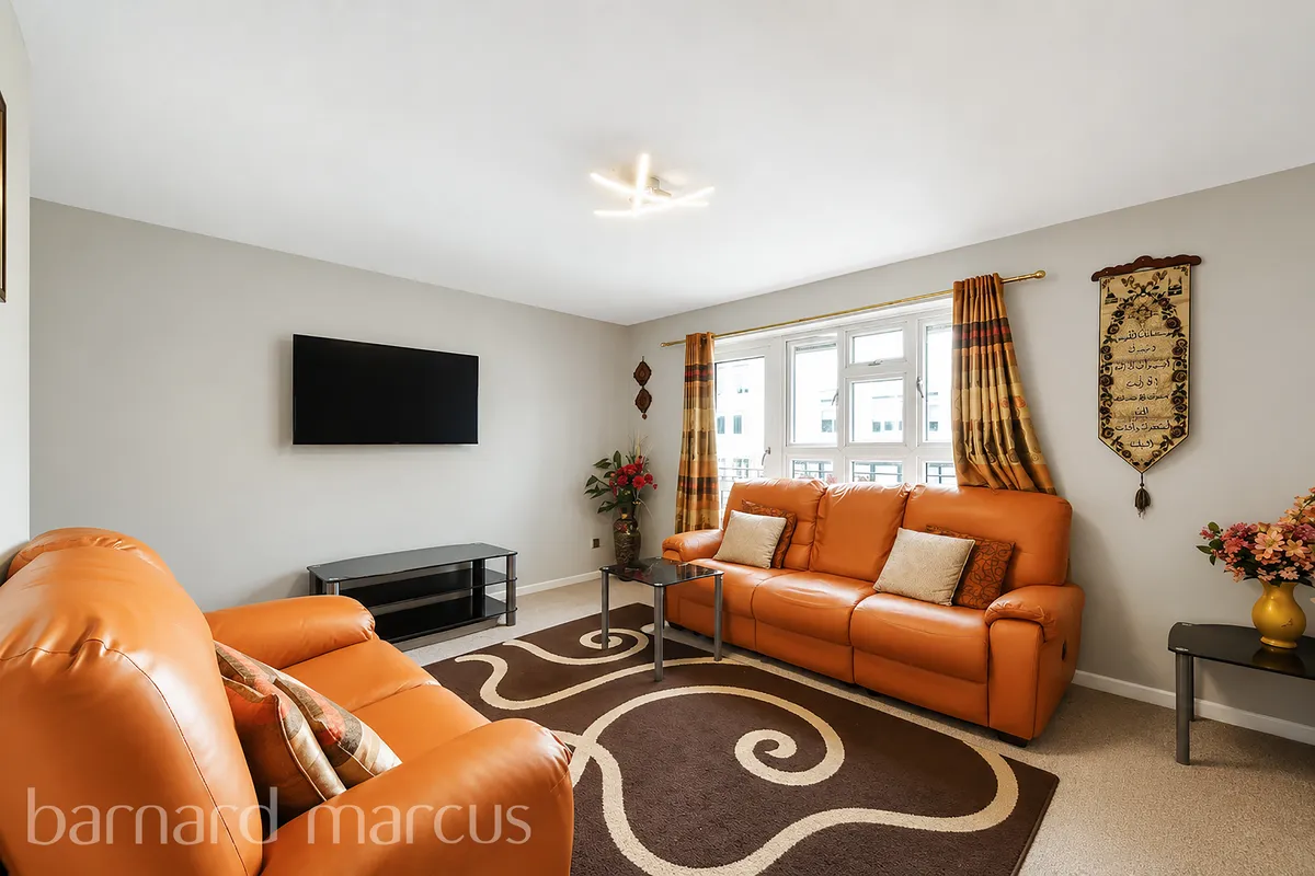 Flat Coombe Road in Greater London
