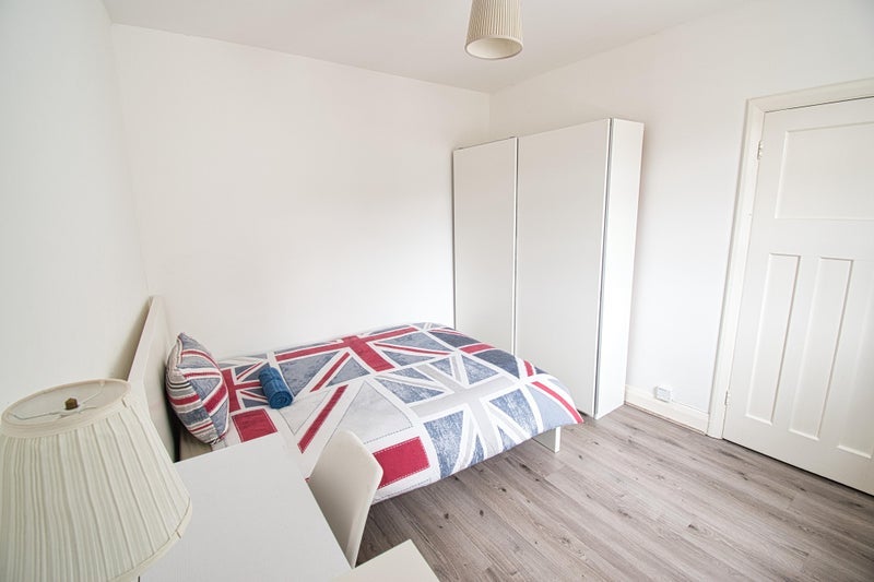Room Parfett Street in Greater London
