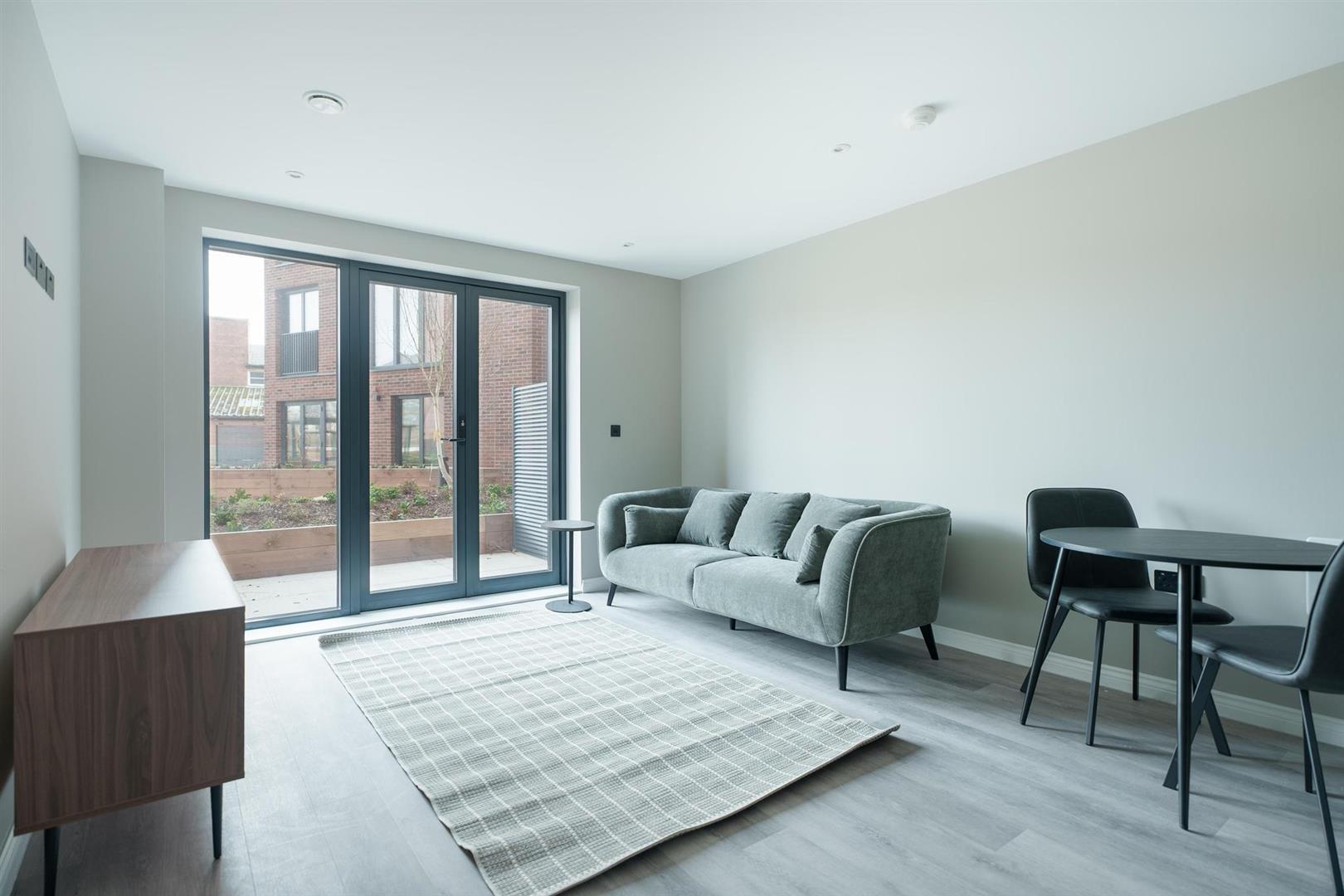 Flat Whitehall Road in Leeds