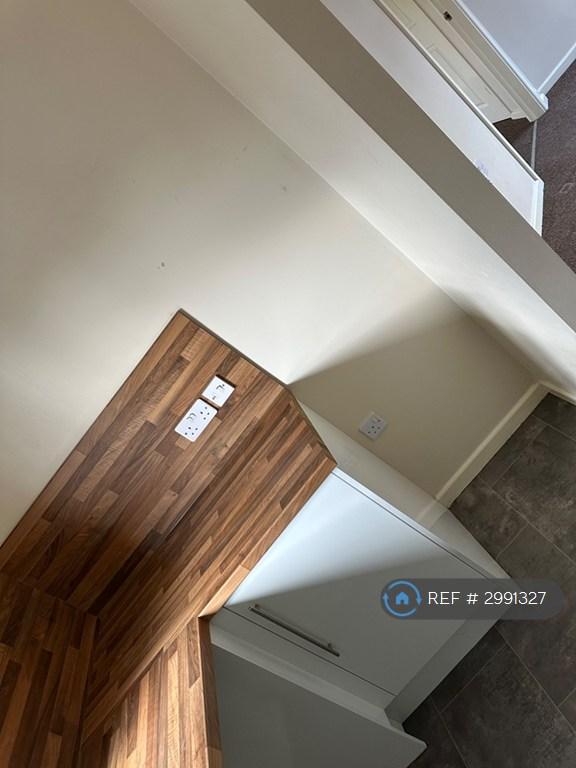 Flat Woodland Close in Wakefield