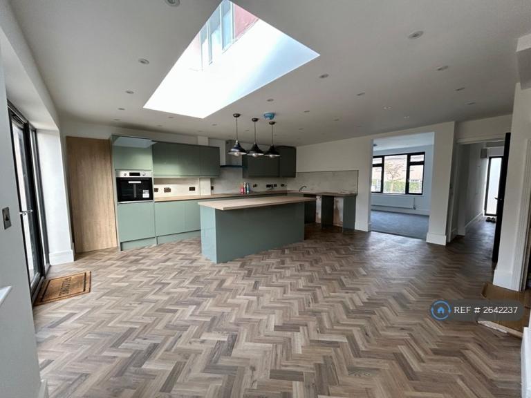 House Lullingstone Crescent in Greater London