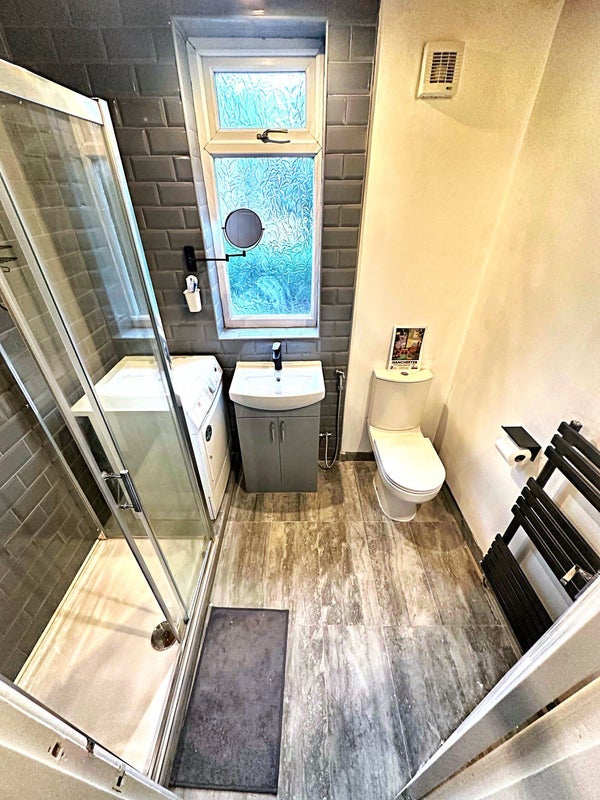 Room Railton Avenue in Manchester