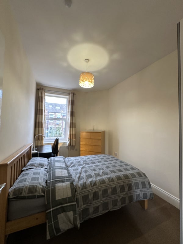 Flat Helmsley Road in Newcastle upon Tyne