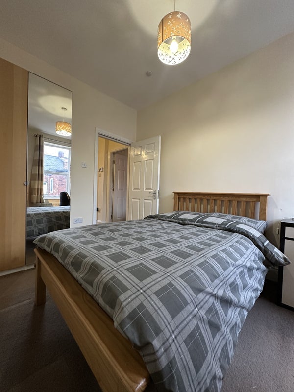 Flat Helmsley Road in Newcastle upon Tyne