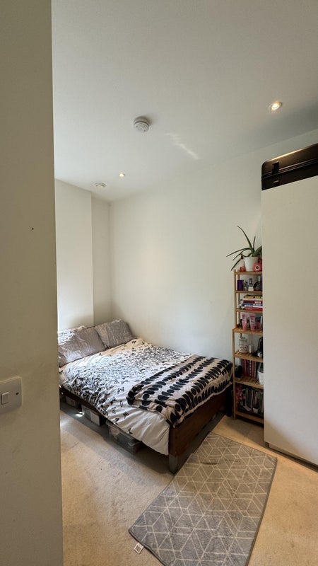 Room Honour Lea Avenue in Greater London
