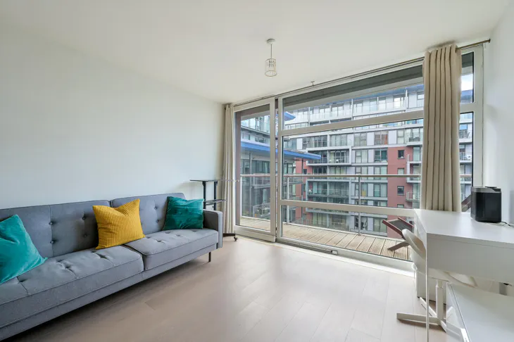 Flat Queenstown Road in Greater London